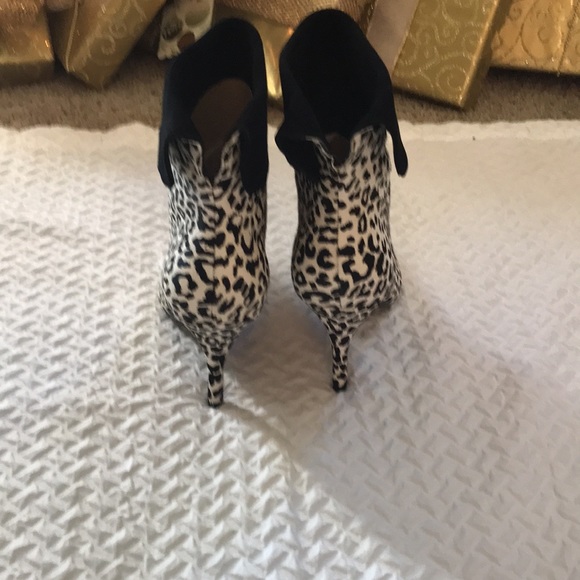 Marc Fisher LTD Fifily Pointed Toe Bootie - Picture 5 of 7